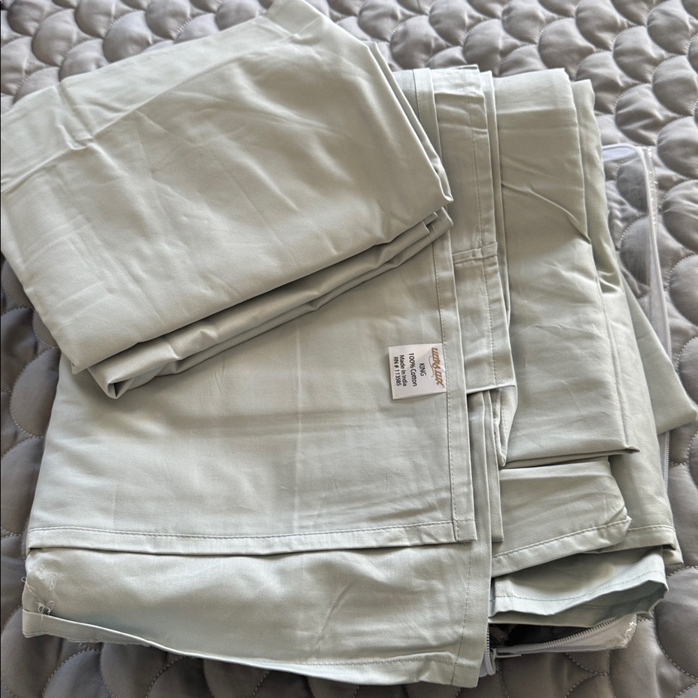 Elegant Light Gray flat sheet and 2 pillowcases. New, king, 100% cotton.